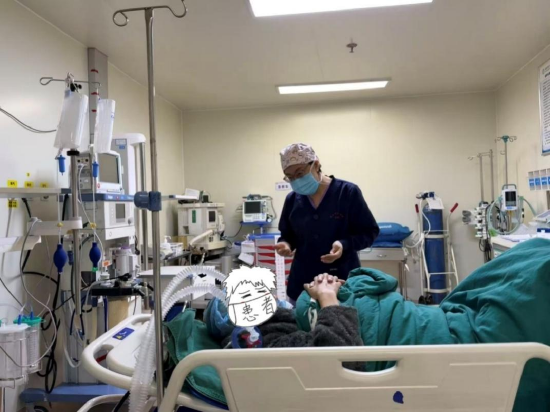 陈英主任正在向宋先生介绍治疗方案