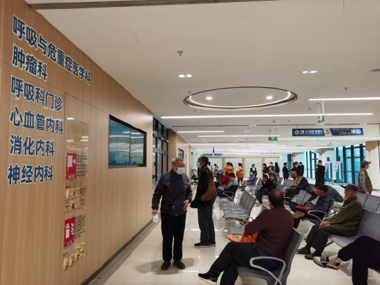患者在武汉市肺科医院汉江湾院区二楼候诊区候诊