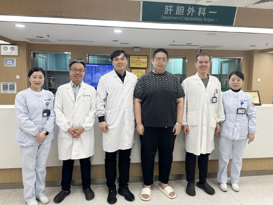 　（黑龙江青年小张出院前与医护合影留念 通讯员杨光耀摄）