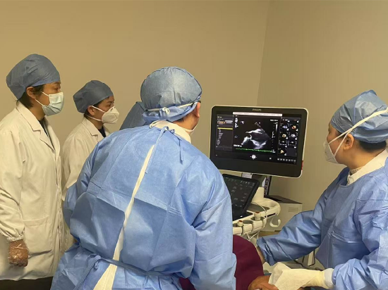 武汉市肺科医院功能检查科工作人员正在为黄爹爹进行经食管超声心动图检查