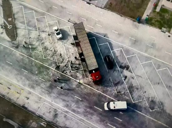 交警运用无人机在服务区巡逻