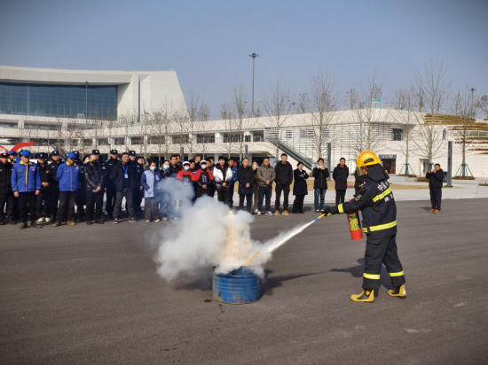消防宣传员在宜昌高铁北站指导工作人员开展实战演练 拍摄 孔令青