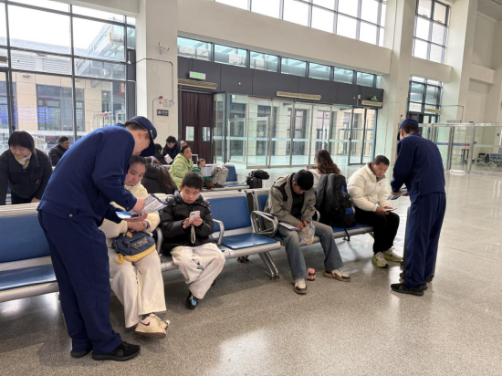 鄂州市消防救援支队葛店大队宣传人员在葛店南站分发消防知识宣传折页 华颖涵/摄