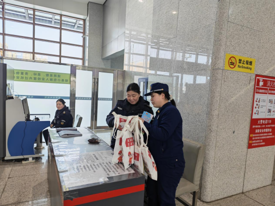 孝感消防宣传员与车站负责人开展联合检查。王艺/摄