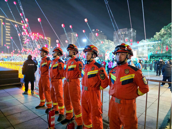 咸宁市消防救援支队在辖区新春大型活动场所开展执勤驻守确保安全。陈菊 摄