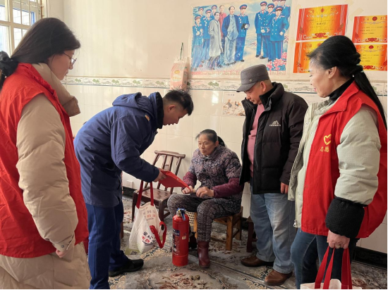 鄂州市开展“消防进家 平安过冬”守护行动消防救援人员为老人送上灭火器和灭火毯 华颖涵/摄