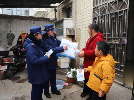 随州消防宣传员深入居民家中为居民讲解冬季消防知识。 李林/摄