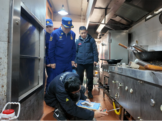 随州市多部门成立燃气专项检查组，在春节前对餐饮场所开展消防安全检查 李林/摄
