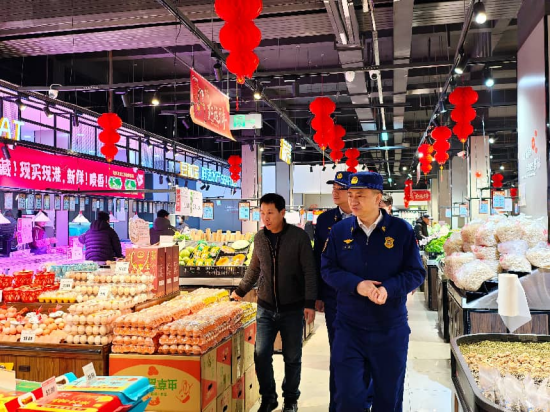 武汉市消防救援支队消防员在超市内开展消防安全检查 汉消宣/摄