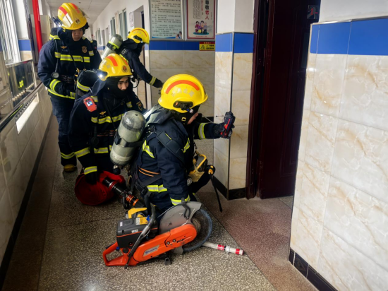 十堰市郧阳区消防救援大队深入辖区柳陂镇农村福利院开展灭火救援与疏散逃生演练 何俭/摄