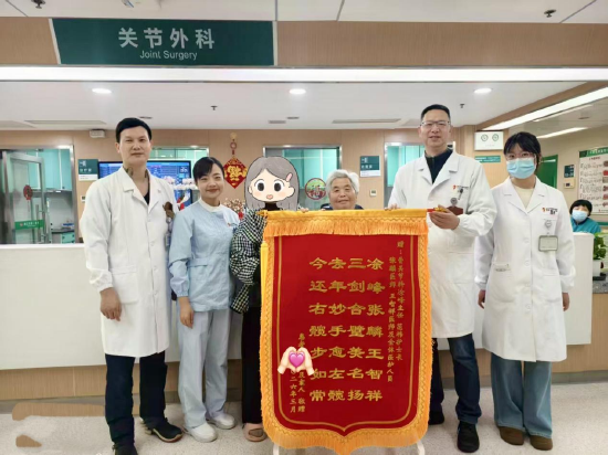 患者自编打油诗制成锦旗致谢医护 通讯员范祎 供图