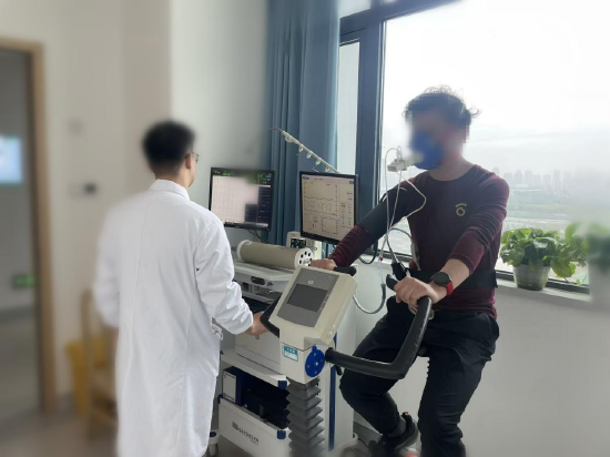 图片说明：跑友正在接受心肺运动试验