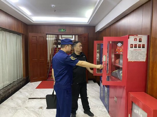鄂州市消防监督员深入酒店检查微型消防站器材配备情况 汪澜/摄