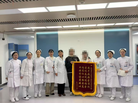 风湿免疫科主任尚桂莲（左五）和医护团队接受小任和病友送的锦旗。