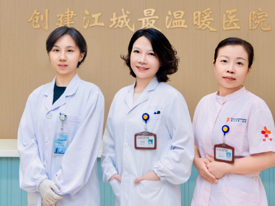 武汉市第一医院首个获表彰的温暖服务明星“团队”：皮肤科医生夏凡、门诊导医倪爱、挂号收费室吴可 通讯员王娟 摄