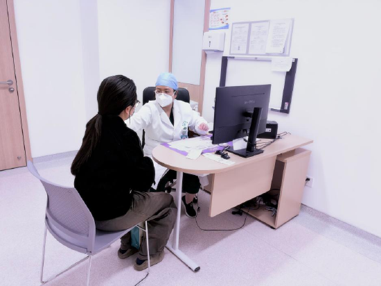 杜鹃正在接诊患者