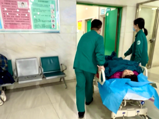 卒中绿色通道医护紧急转运患者 通讯员王月古 供图