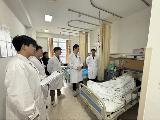 徐肇斌主任（右一）术后查房