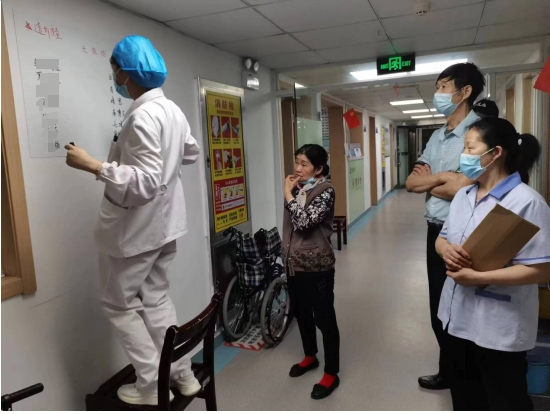 透析室大厅挂上了光荣榜，每个月都有优秀的”模范患者”上榜