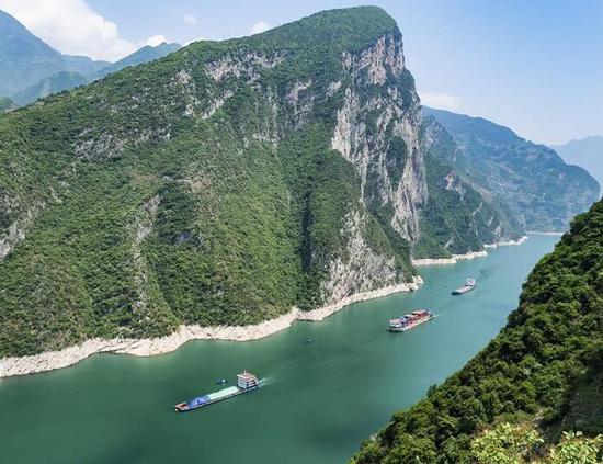 4月21日,船舶行驶在三峡库区湖北省秭归县兵书宝剑峡水域,三峡水库