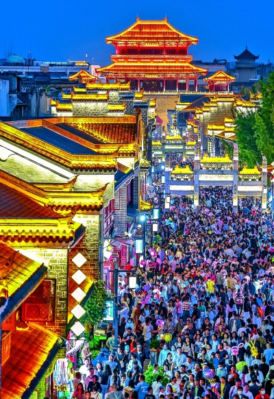 游人如织的襄阳古城北街。杨东摄