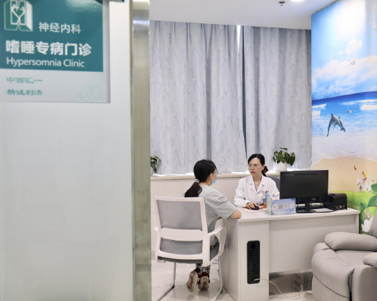 梅俊华主任坐诊“嗜睡专病门诊” 通讯员代雨朦 摄