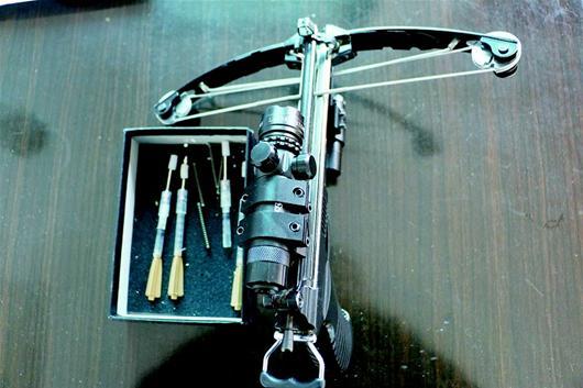 警方查获的作案工具-弓弩-毒镖