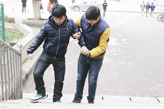 黄石小伙扶残疾同学上学两年如一日友谊感动众人