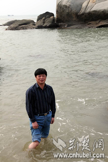 项俊平,湖北麻城人,现在武汉工作,就职于某内部期刊