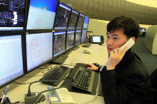4-图四:武汉铁路局调度所列车调度员正在指挥列车运行.(刘卫兵 摄)