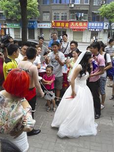 宜昌新郎闹洞房被拴上狗链新娘牵其沿街乞讨