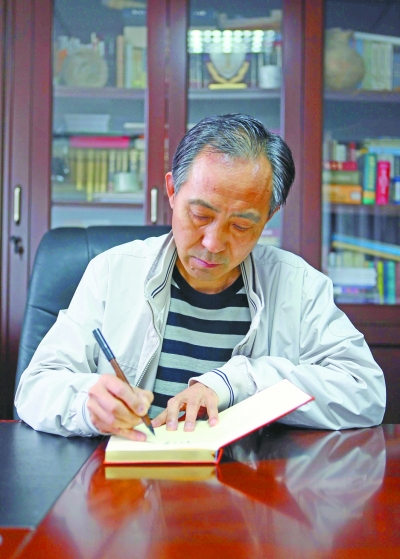 徐鲁写下鼓励的话送给小朋友.记者杨少昆 摄