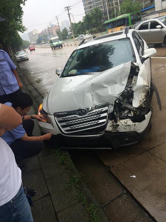 男子马路上捡拖鞋被车迎面撞上满脸是血不能动弹