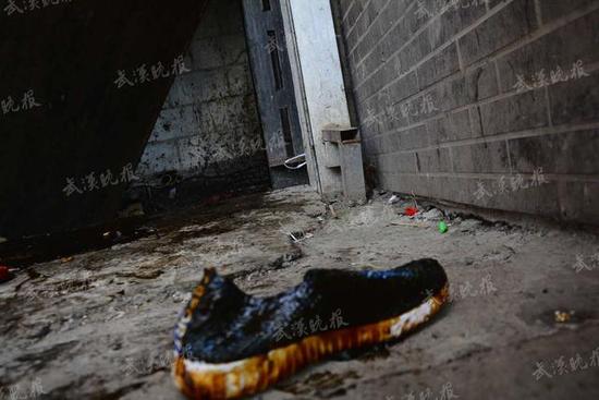 武汉光谷一菜场的一部货梯突然坠落,一男子乘电梯时不幸当场身亡