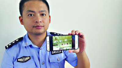 女子手机被盗后传回贼自拍警方查获犯罪团伙