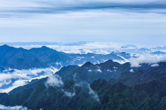 许伟华/摄 在神农顶俯瞰苍茫群山