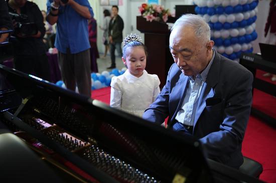 钢琴演奏家李名强走进市外国语幼儿园