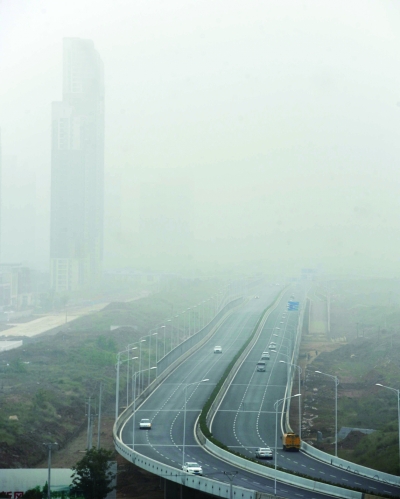 武汉遭遇入秋来首场雾霾未来三天阴雨连绵
