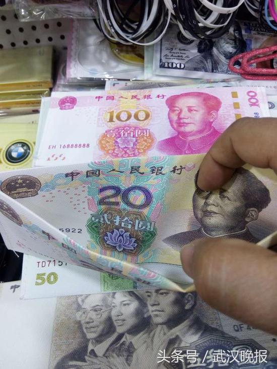 武汉街头有人兜售人民币图案钱包 律师称涉嫌违法