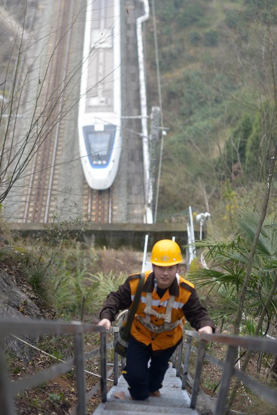春运铁路故事:探访宜万线上的"守石哥"张艺