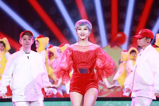 王蓉高歌《小鸡小鸡》笑容甜美