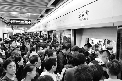 武汉地铁昨迎扫墓踏青双客流高峰永安堂站限流