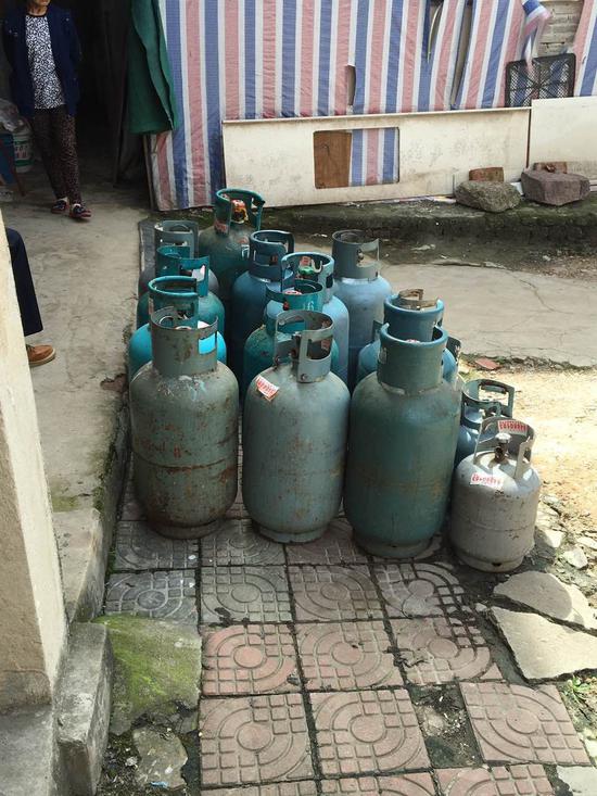 燃气黑点屡次查处仍不整改 违规人员举刀挥向执法队员_新浪湖北_新浪