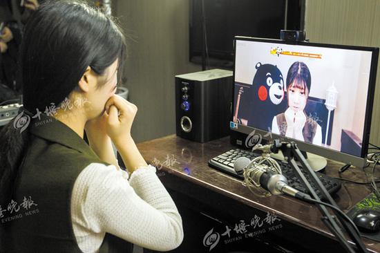 女主播莹莹在跟网友互动.