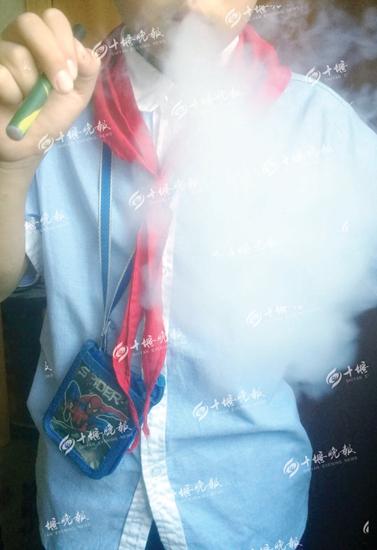 小学生偷买电子烟吞云吐雾 商家:是新型玩具