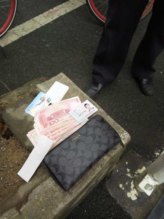 环卫工人捡到的钱包通讯员 殷莉红 曹瀚月"太感谢杨师傅了,捡到钱包拾