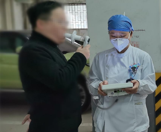 武汉市肺科医院医务人员进小区为居民免费检测肺功能