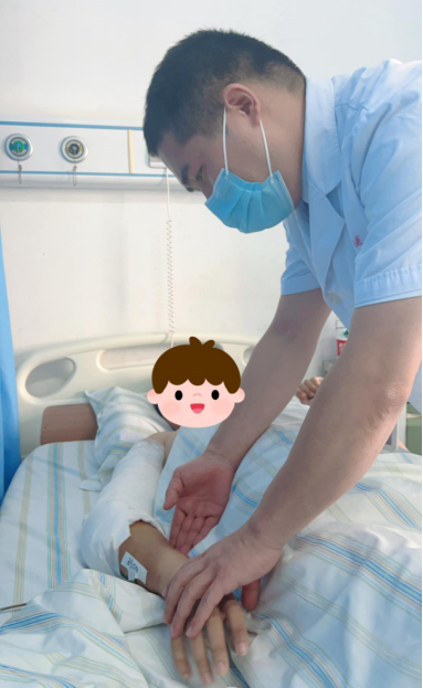 创伤骨科副主任医师徐俊华为患者查房