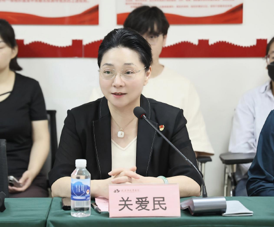 武汉市武昌医院党委书记关爱民发言。