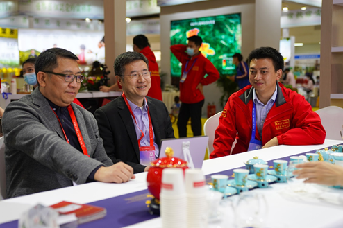 农民日报社党委委员,副社长王磊(左一)与前恩施州委常委,副州长李岩